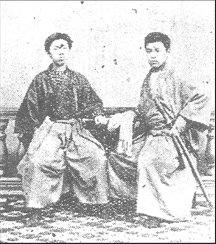 古市(右)と石本新六(1871年撮影『大学々生溯源』)